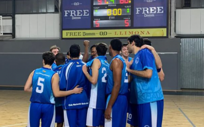 La plantilla del CNS celebrant la victòria | CNS Bàsquet